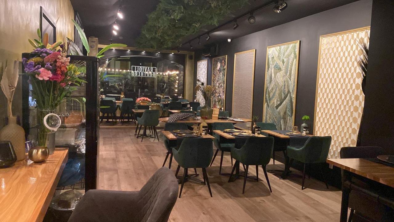 Boutique Hotel Ravioli Brothers Хага Екстериор снимка